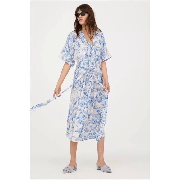 H&M Off White & Blue Floral China Print
Belted Midi Kaftan Dress - Picture 2 of 9